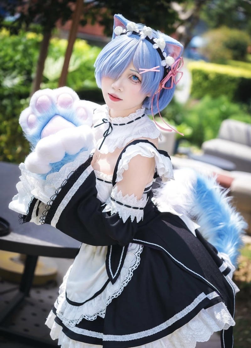 Bức cosplay hầu gái với ánh nhìn mê hoặc