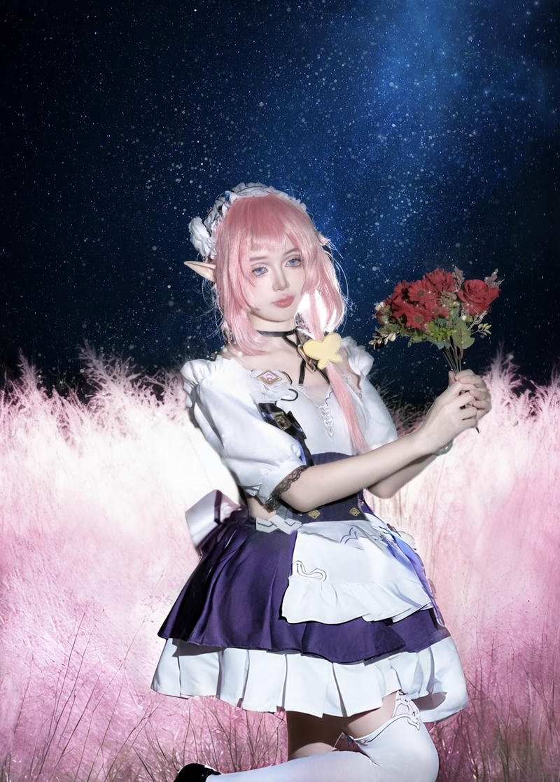Cosplay hầu gái biểu lộ hấp dẫn tinh tế