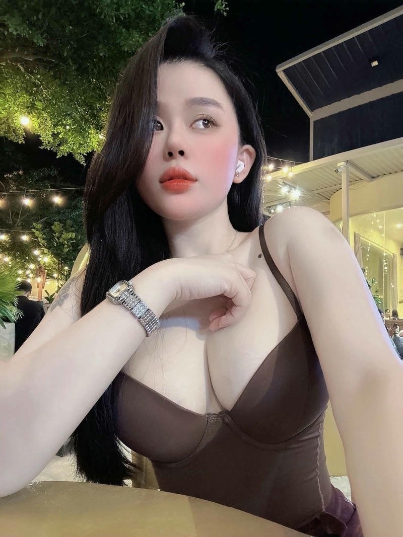 Ảnh nude ngực to đồ sộ căng mọng thu hút