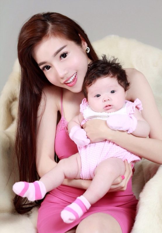 Elly Trần lần đầu khoe con gái xinh như búp bê