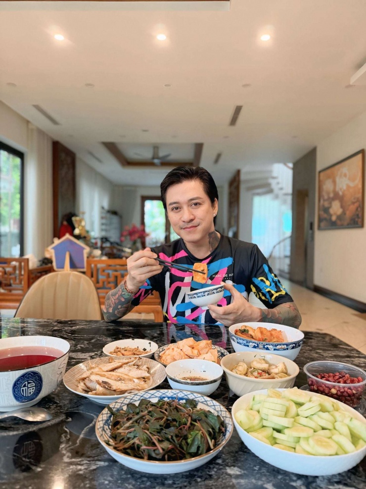 Tuấn Hưng tự nấu ăn khi vợ vắng nhà. Ảnh: FBNV