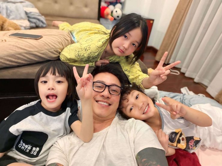 Tuấn Hưng từng một mình chăm 3 con khi vợ vắng nhà. Ảnh: FBNV