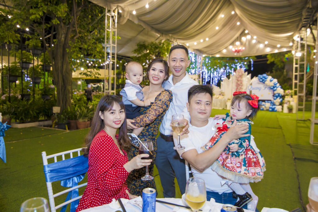 Chụp hình tiệc sinh nhật
