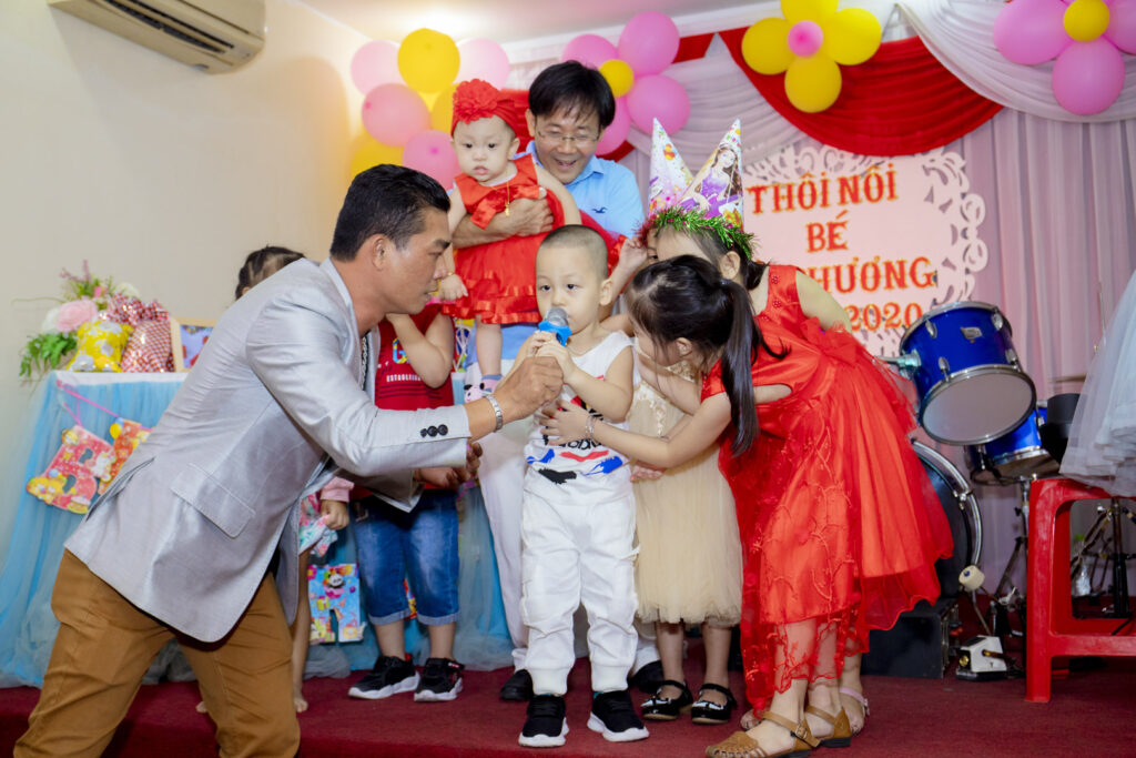 Chụp hình tiệc thôi nôi
