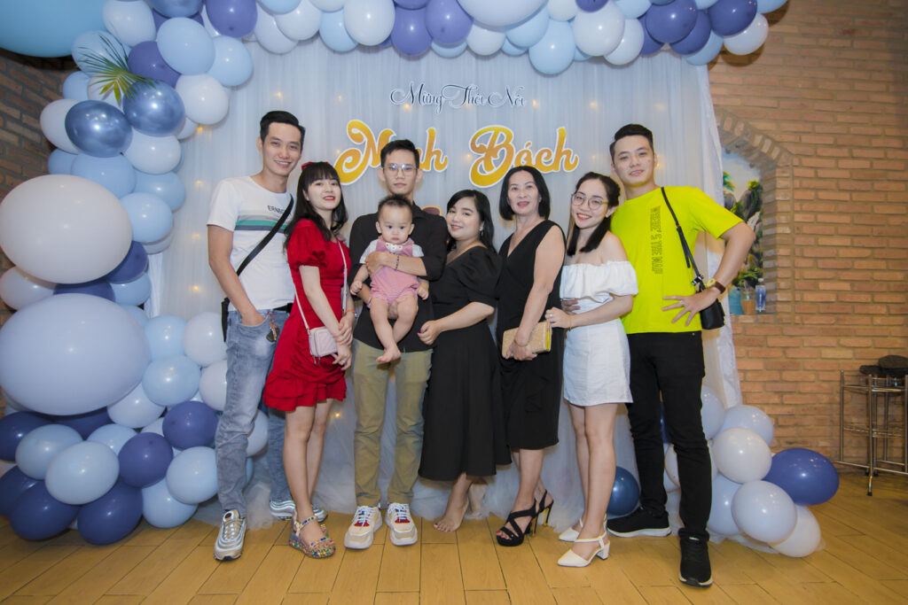 Chụp hình tiệc thôi nôi - sinh nhật