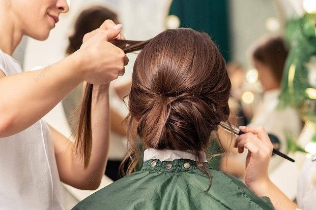 Trang điểm và làm tóc phù hợp với concept chụp khiến bạn tự tin