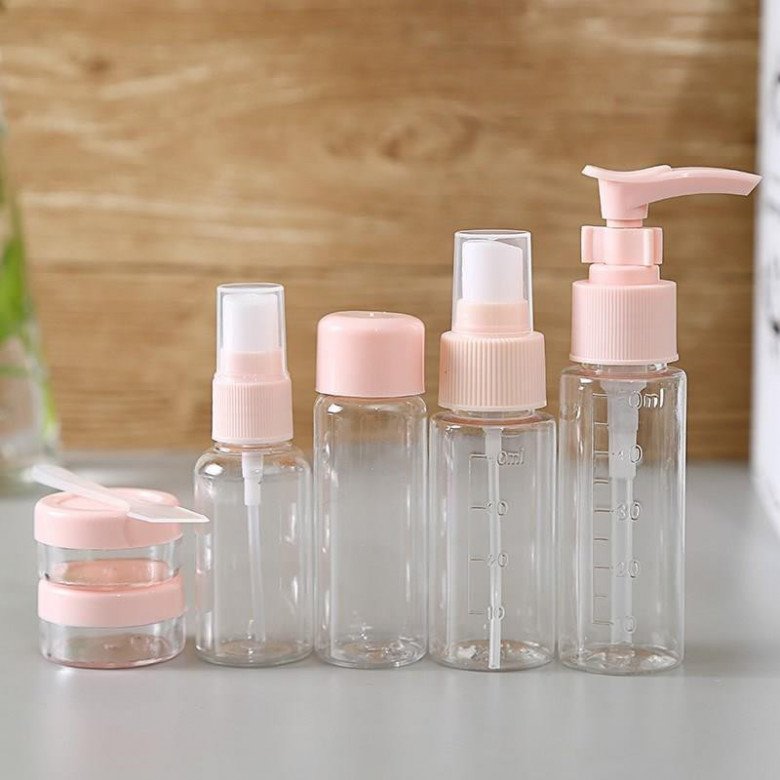 Bộ chiết mỹ phẩm giúp bạn nhẹ vali hơn trong mỗi lần di chuyển xa. Thêm vào đó, các sản phẩm này cũng giúp bảo quản được đồ khi di chuyển giữa các vùng có khí hậu khác nhau.