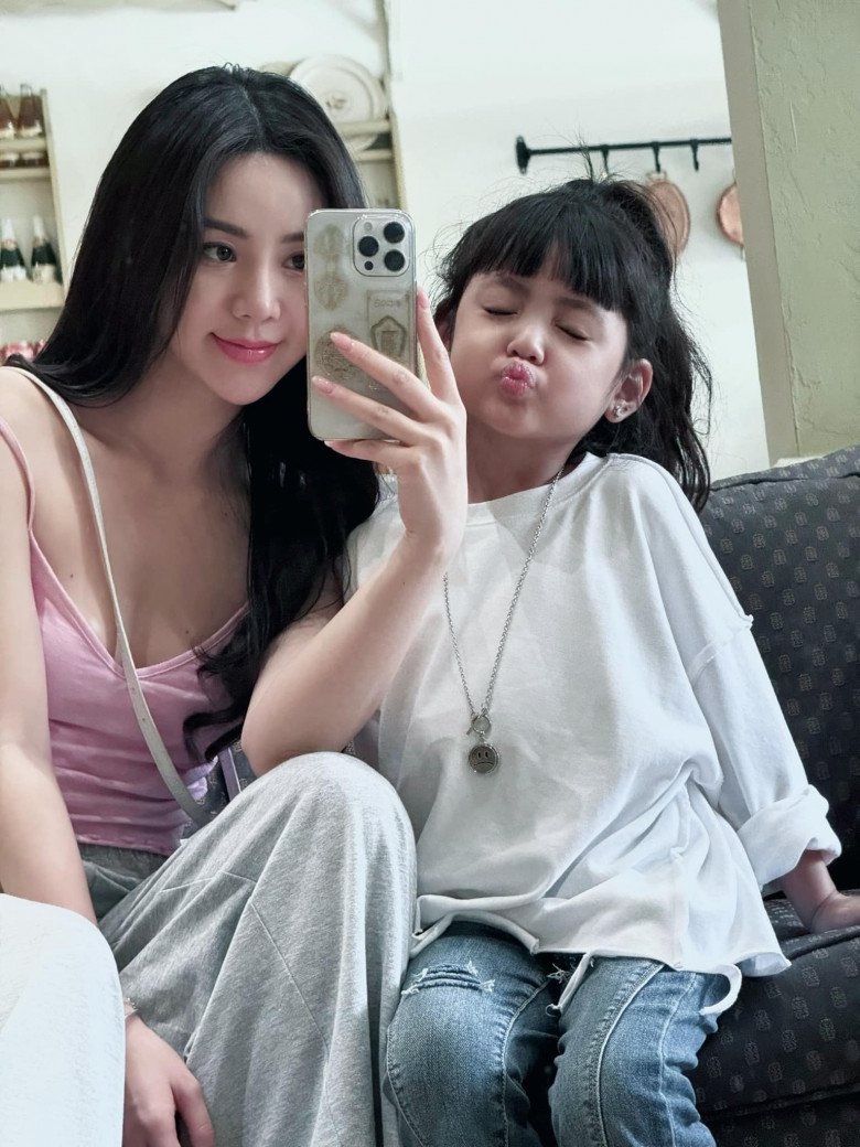 Chụp cùng với con gái màn ảnh là bé An Nhiên, Quỳnh Kool xinh đẹp không điểm trừ. Nổi bần bật chính là làn da trắng hồng. So với con gái, làn da của nữ diễn viên thậm chí còn đẹp hơn cả.