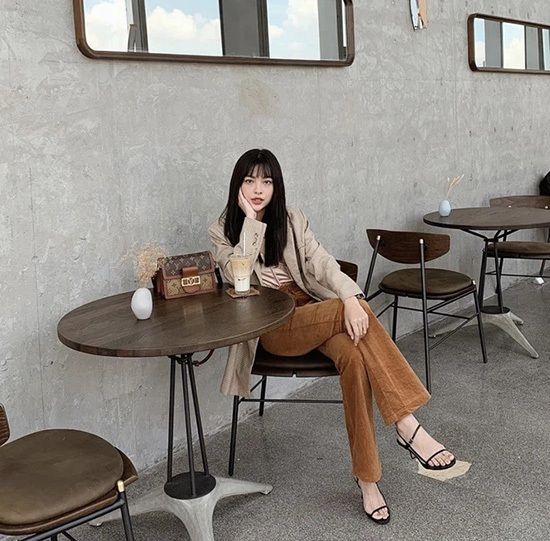 Vừa đi vừa chụp hình cũng sẽ giúp bạn có một bức ảnh tự nhiên