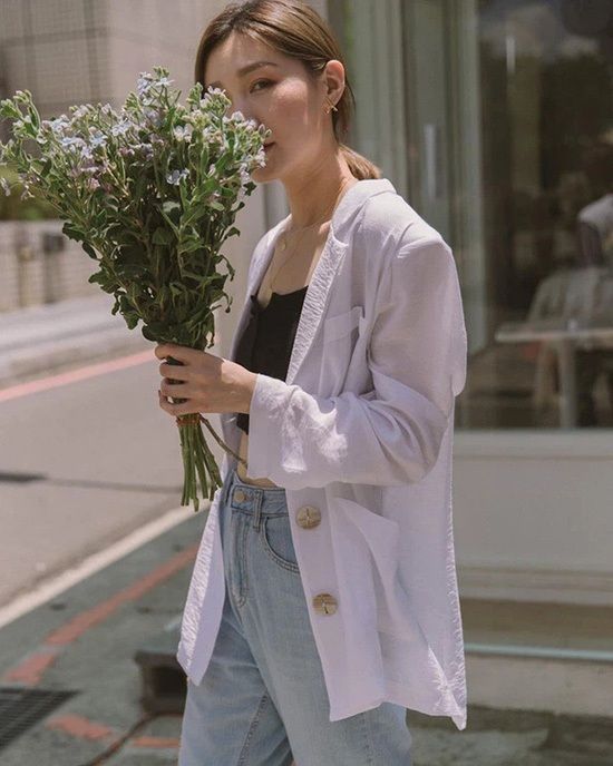 Chụp ảnh cùng thú cưng cũng là một cách hay để cho một người thấy bạn là một cô nàng ấm áp