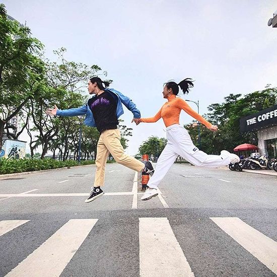 Hội chị em chụp ảnh kỉ yếu cùng nhau