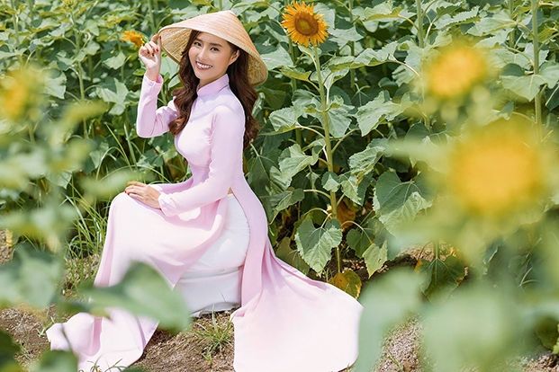 cách tạo dáng chụp ảnh chỉ với ¾ dáng người so với máy chụp