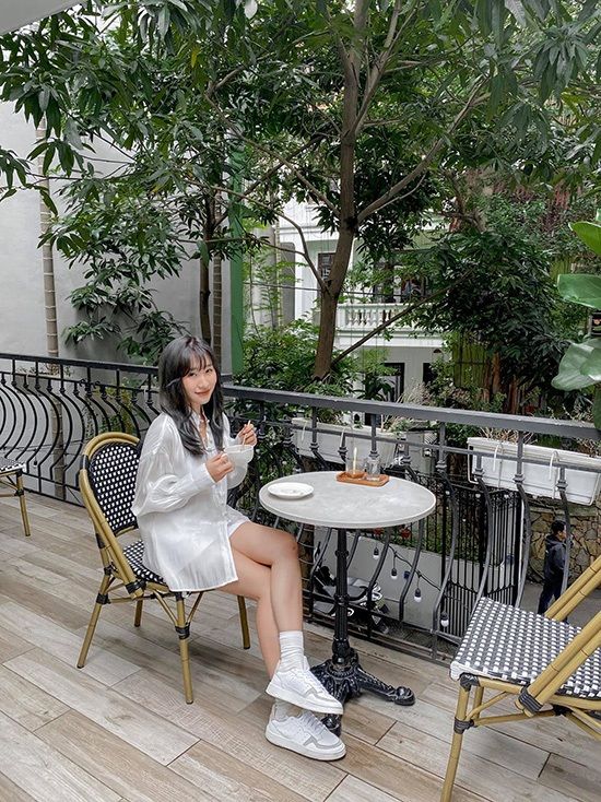 Ngồi vắt chéo hai chân nhẹ nhàng, không dùng quá nhiều lực