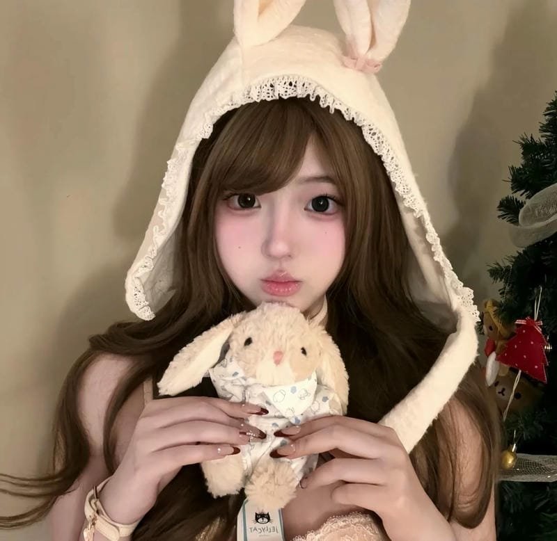 Chú thỏ nhỏ dễ thương đang nhìn vào máy ảnh