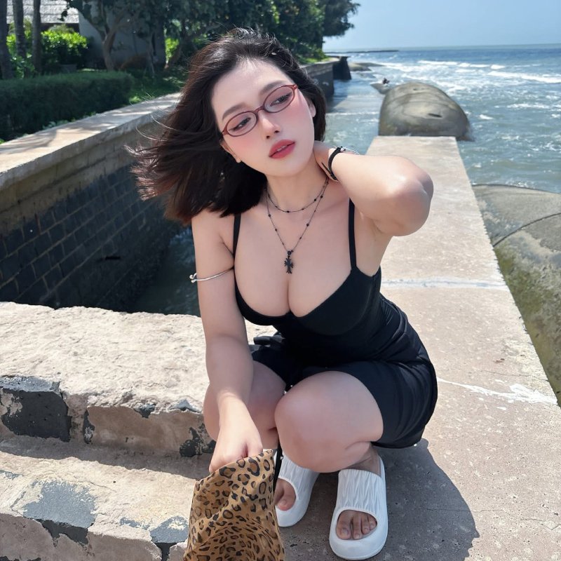 gái xinh khoe vòng một nổi bật