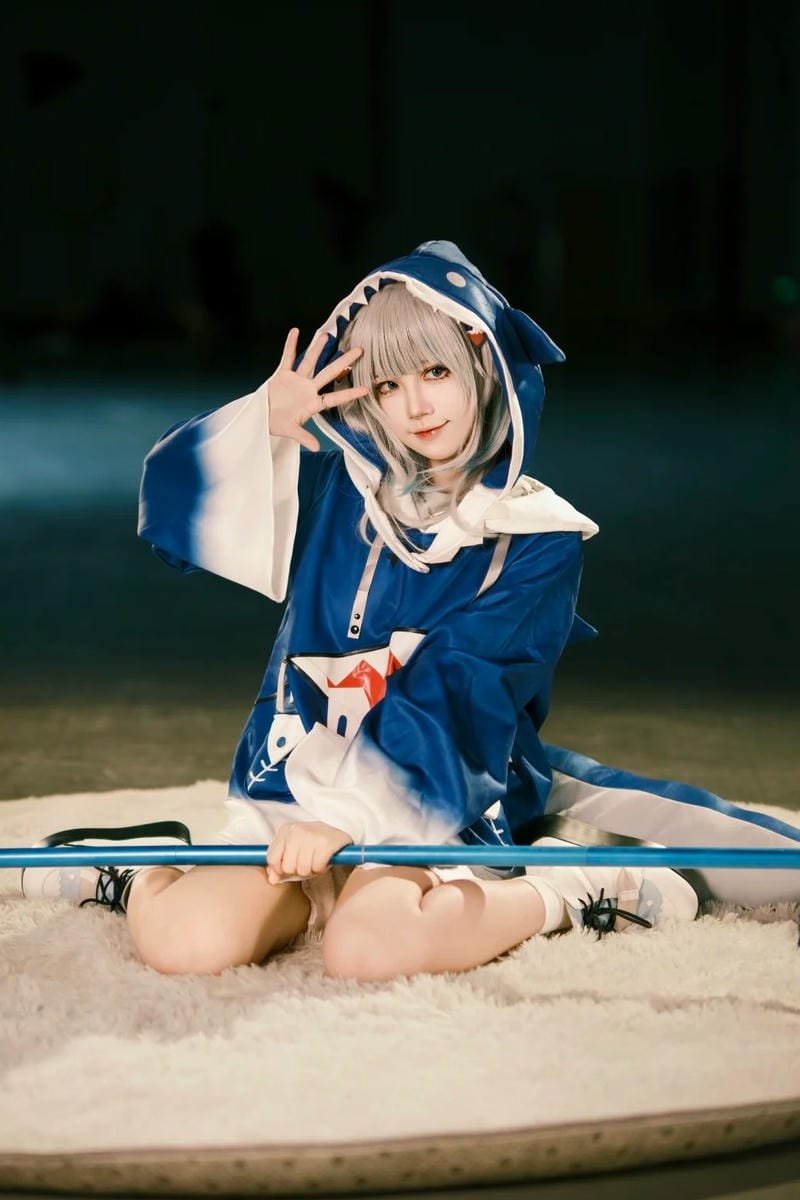 Hình cosplay Yaoyaoqwq Gawr Gura xinh xắn