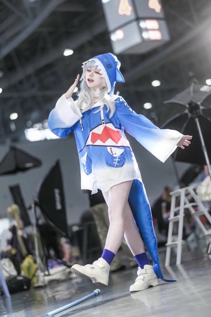 Nhân vật Gawr Gura cosplay với thần thái vui tươi