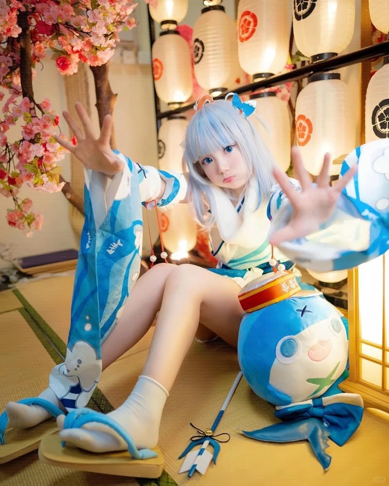 Yaoyaoqwq Gawr Gura cosplay biểu cảm sinh động và tinh nghịch