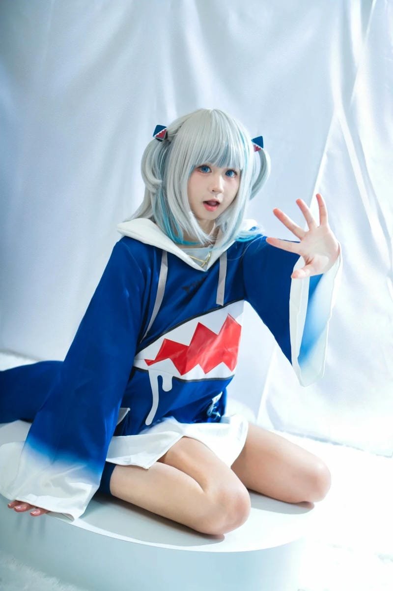Yaoyaoqwq Gawr Gura cosplay tạo dáng linh hoạt và đáng yêu