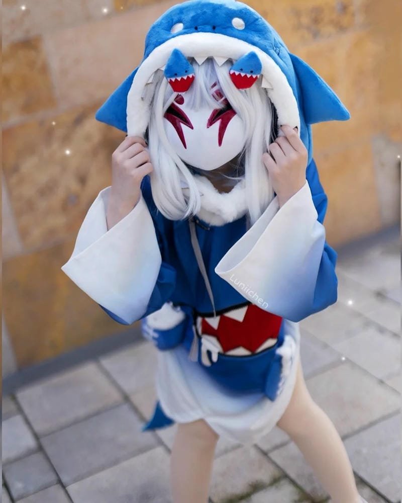 Yaoyaoqwq Gawr Gura cosplay thể hiện thần thái vui tươi riêng