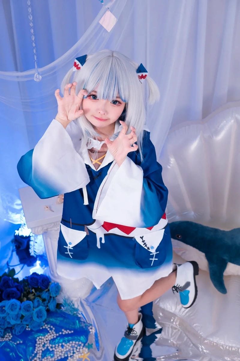 ảnh cosplay gawr gura ánh sáng tối mềm mại