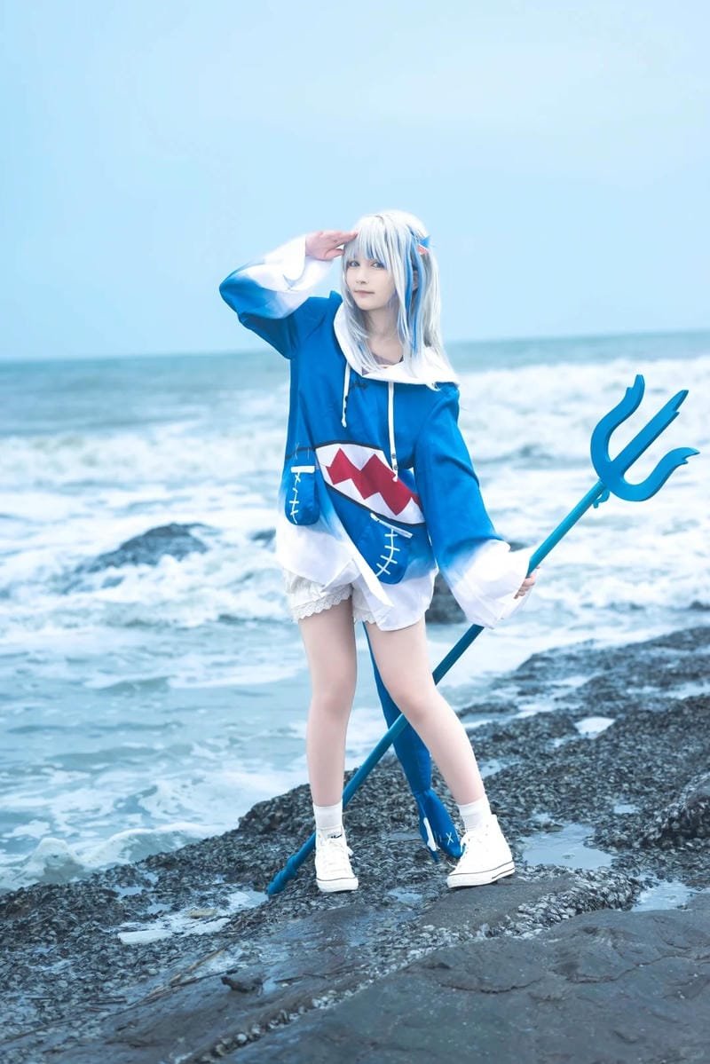 ảnh cosplay gawr gura full body chi tiết