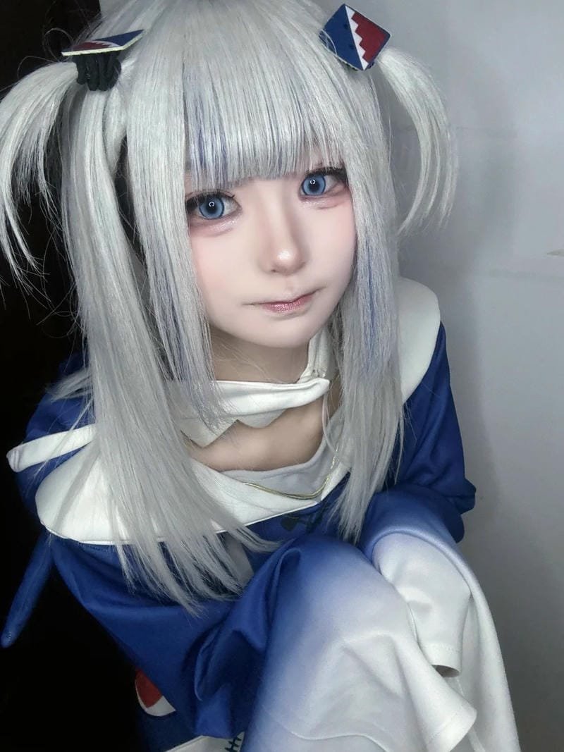 ảnh cosplay gawr gura phối màu xanh trắng