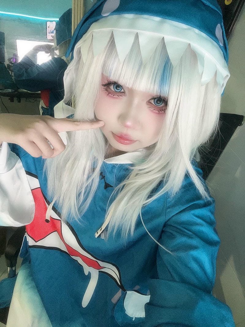 ảnh gawr gura cosplay ngoài đời thực