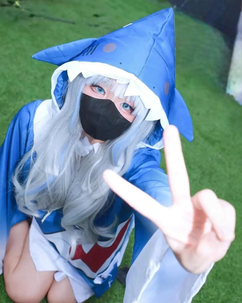 cosplay gawr gura ngoài trời phong cảnh biển