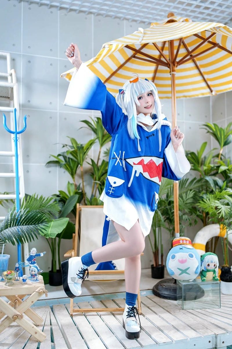 cosplay hololive phối phụ kiện cá mập