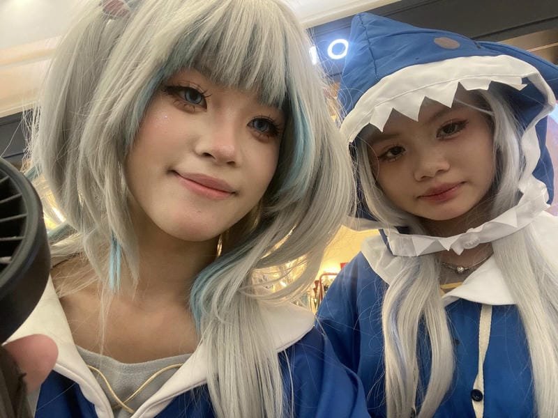 gawr gura cosplay tóc trắng xanh nổi bật