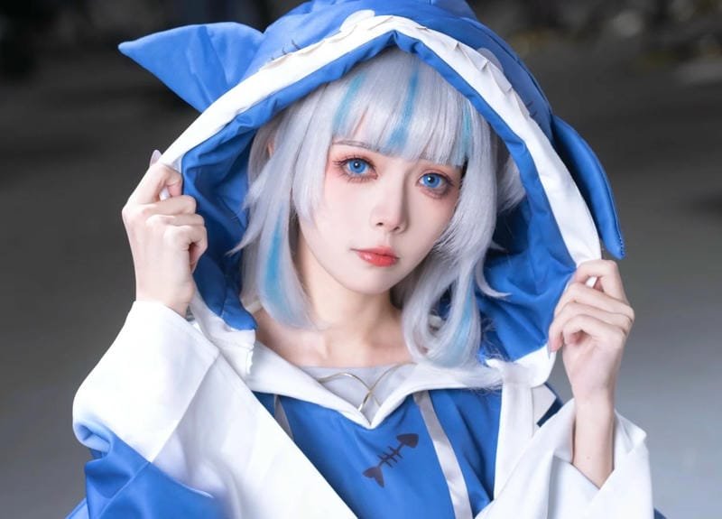 Yaoyaoqwq cosplay Gawr Gura với outfit đặc trưng