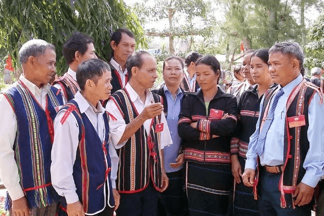 Ảnh hưởng thiết chế xã hội truyền thống đến công tác quản lý nhà nước ở chính quyền cấp cơ sở hiện nay: nhìn từ lý thuyết uy quyền của Max Weber