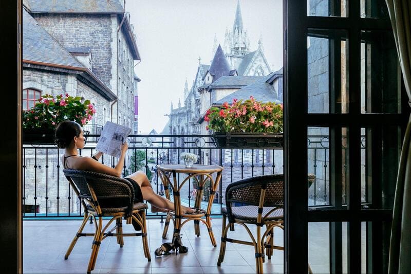 Ban công khách sạn Mercure là nơi cho ra đời những tấm ảnh sống ảo đậm chất