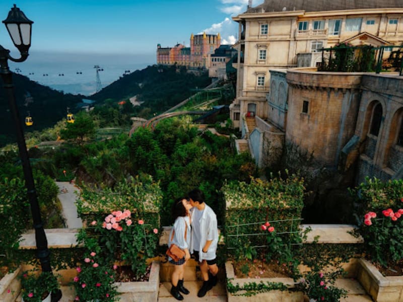 Khung cảnh lãng mạn của vườn hoa Le Jardin D’Amour khi chiều tà