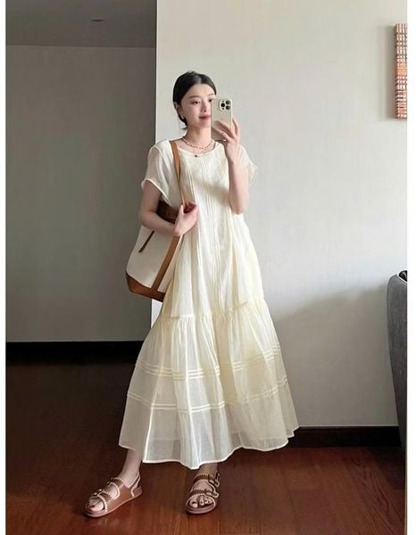 Outfit đi biển - Váy maxi mỏng nhẹ phối cùng sandal bệt
