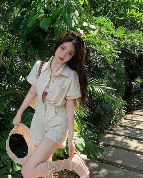 Outfit đi biển - Jumpsuit ngắn hoặc playsuit họa tiết