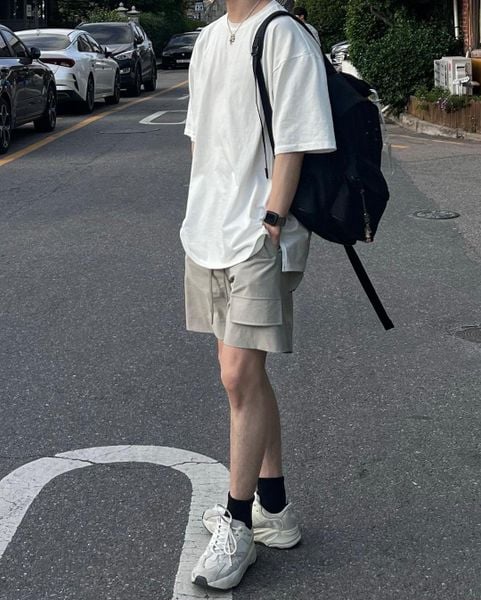 Outfit đi biển - Áo thun cổ tròn đi cùng quần short chinos