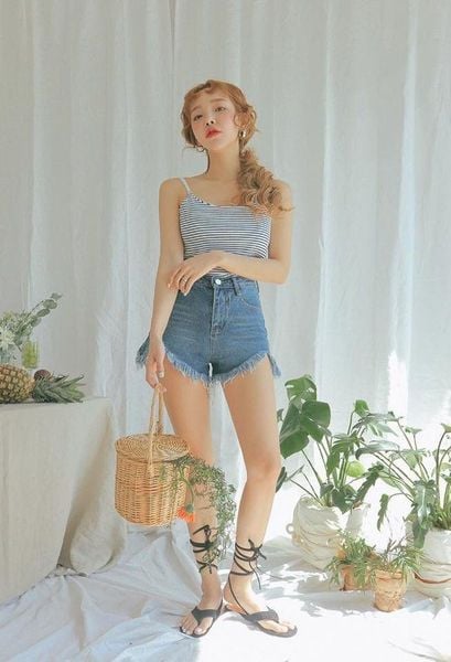Outfit đi biển - Áo hai dây mix với quần short jeans