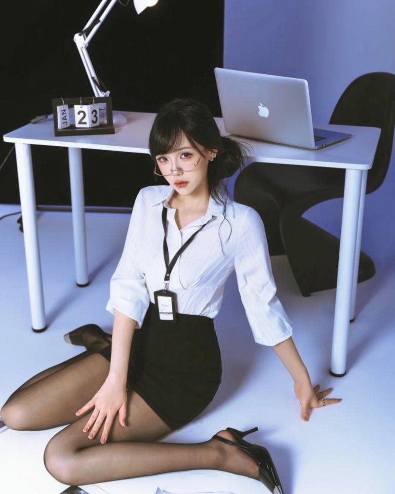 Cosplay thư ký mặc chân váy ngắn cùng vẻ ngoài hấp dẫn