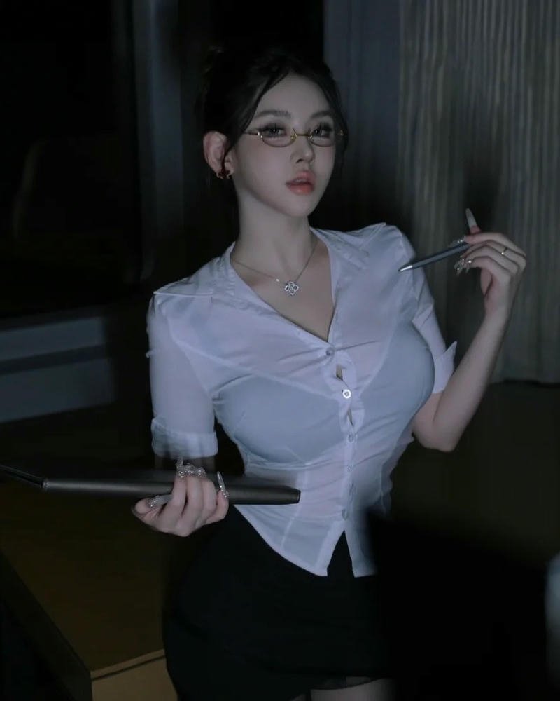 Tạo hình thư ký cosplay thần thái chuyên nghiệp ấn tượng