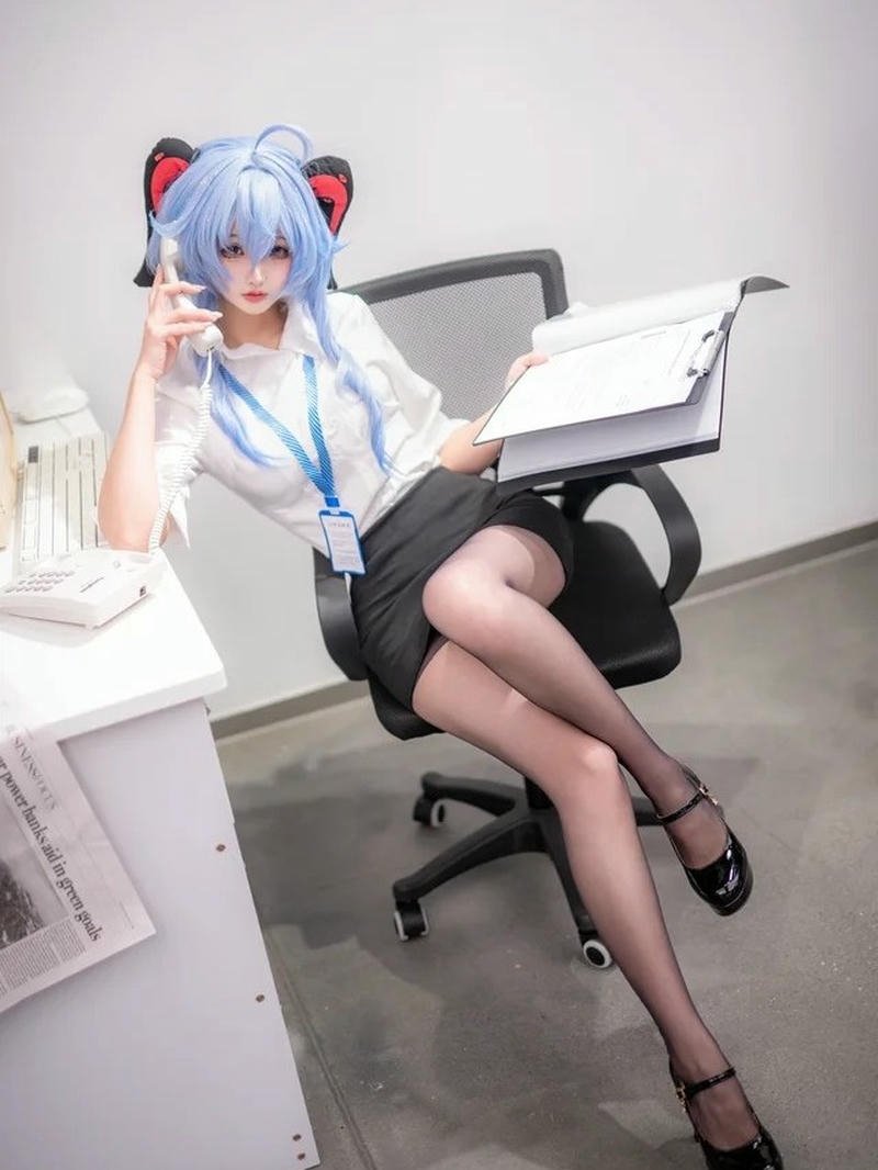 Tạo dáng thư ký cosplay thần thái nổi bật cuốn hút