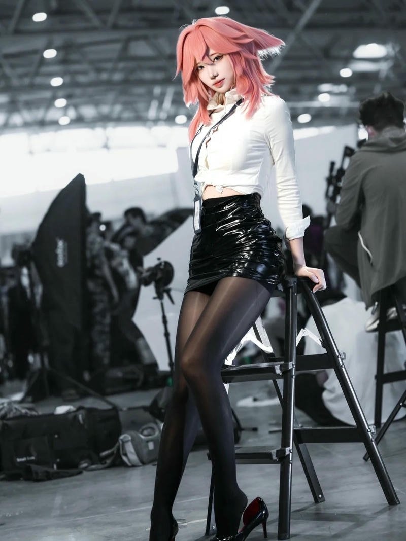 Phong cách thư ký cosplay diện đồ thanh lịch cuốn hút