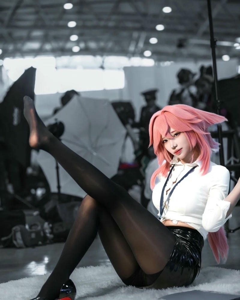 Hình tượng thư ký cosplay vẻ đẹp tinh tế hiện đại