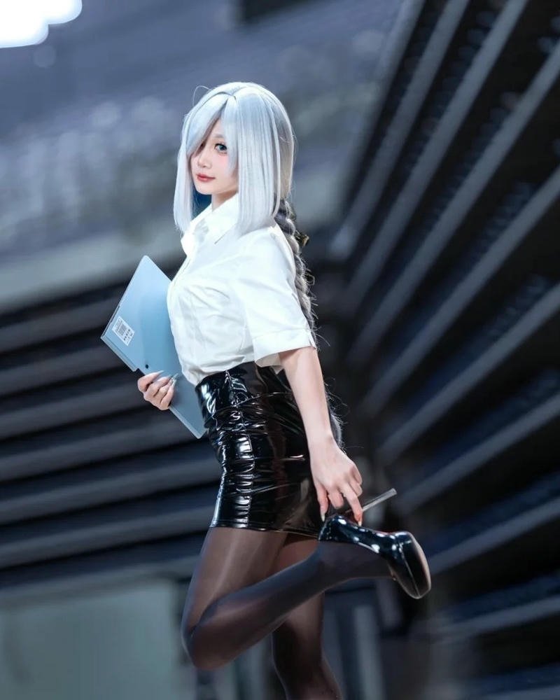 Cosplay thư ký tạo dáng thanh thoát phong cách cuốn hút