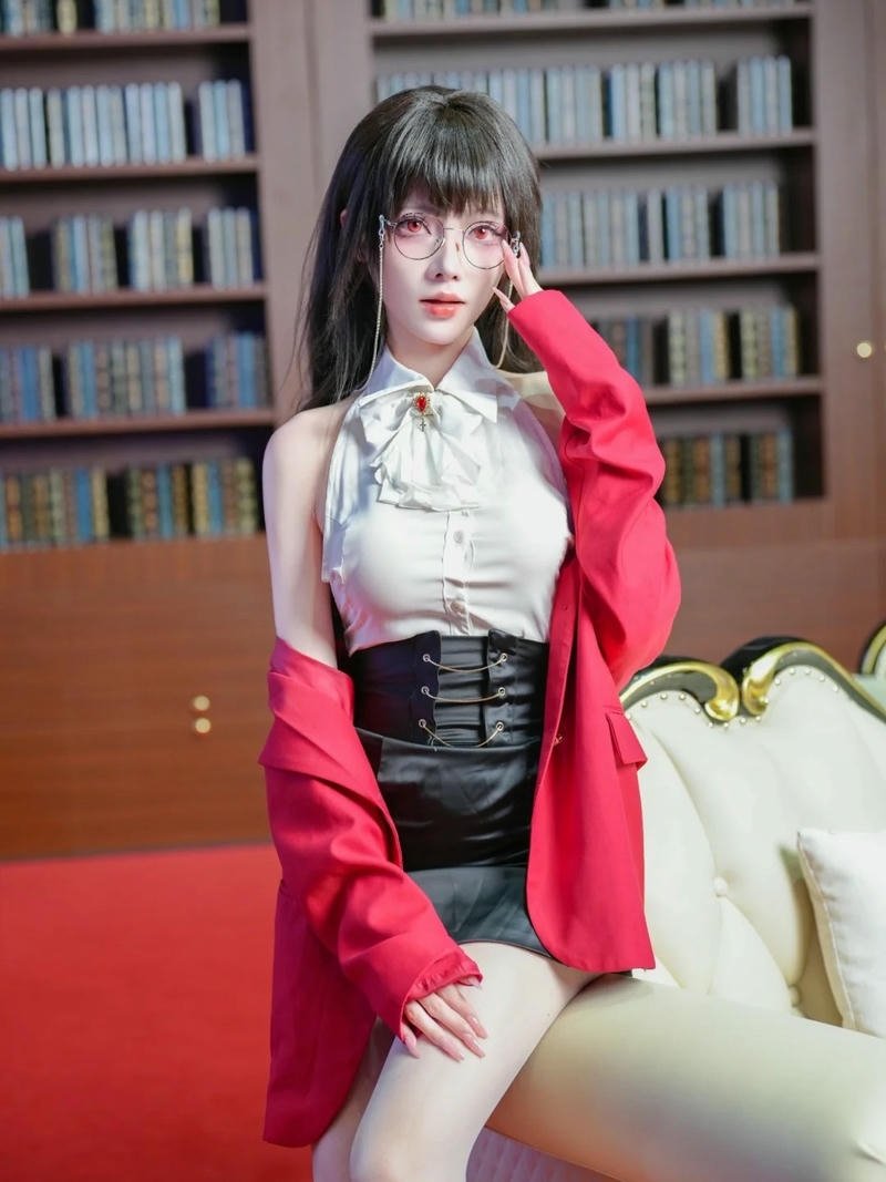Cosplay thư ký biểu cảm nhẹ nhàng phong thái chuyên nghiệp