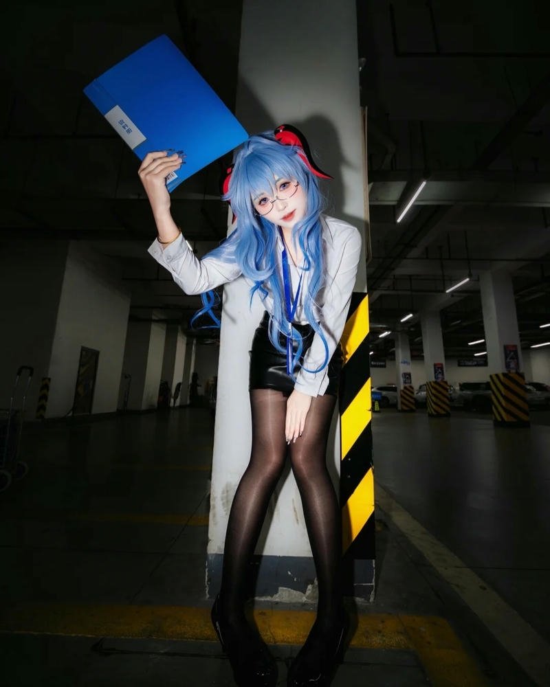Cosplay thư ký trang phục hiện đại phong thái tự nhiên