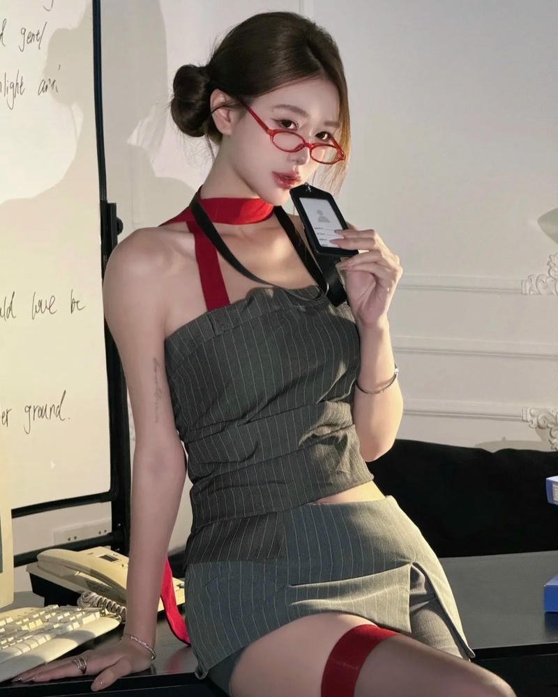 Cosplay thư ký với mái tóc dài đầy nét trưởng thành