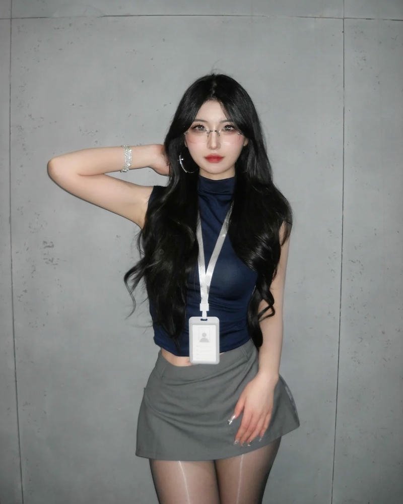 Hình cosplay thư ký với thần thái tự tin cuốn hút