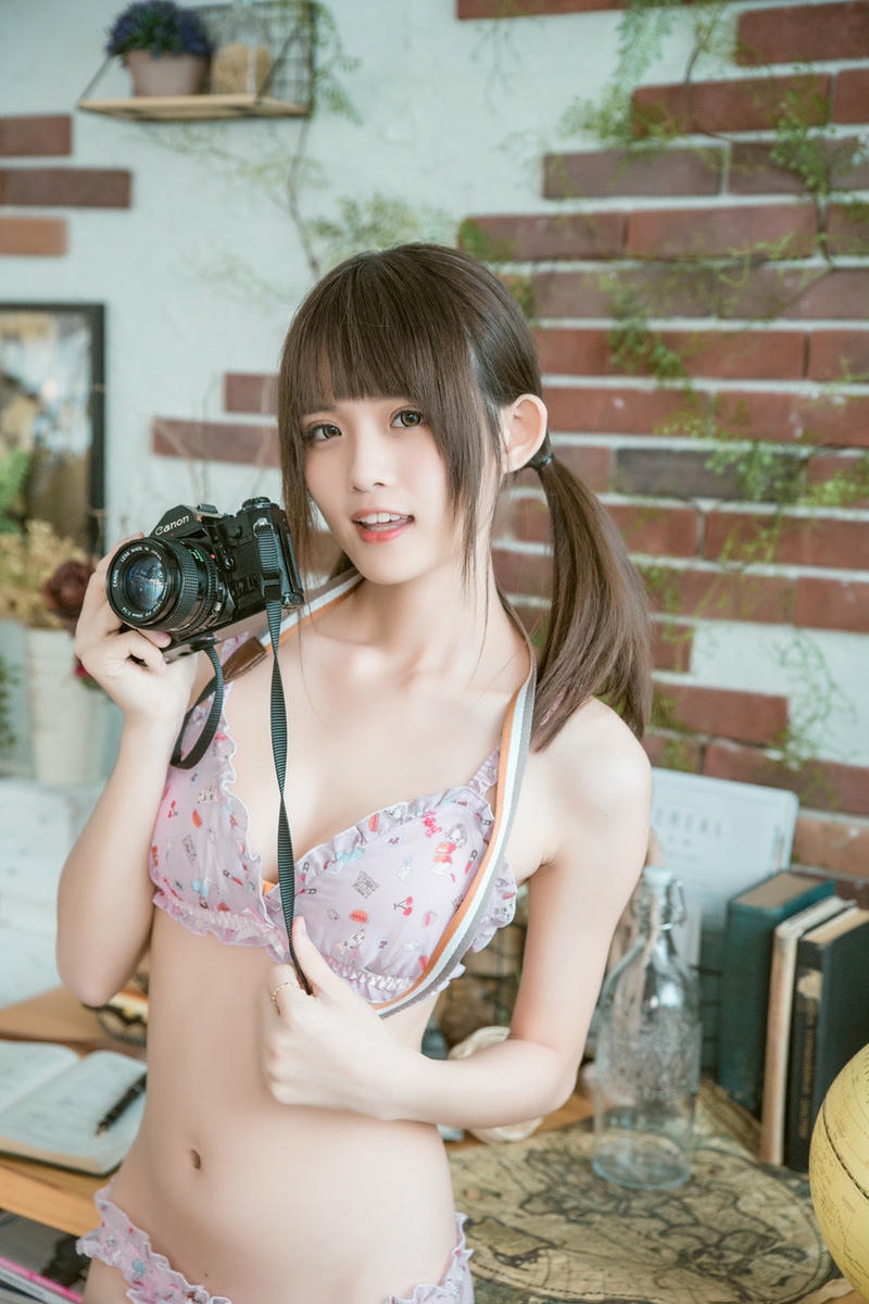 Gái genz cởi đồ show body